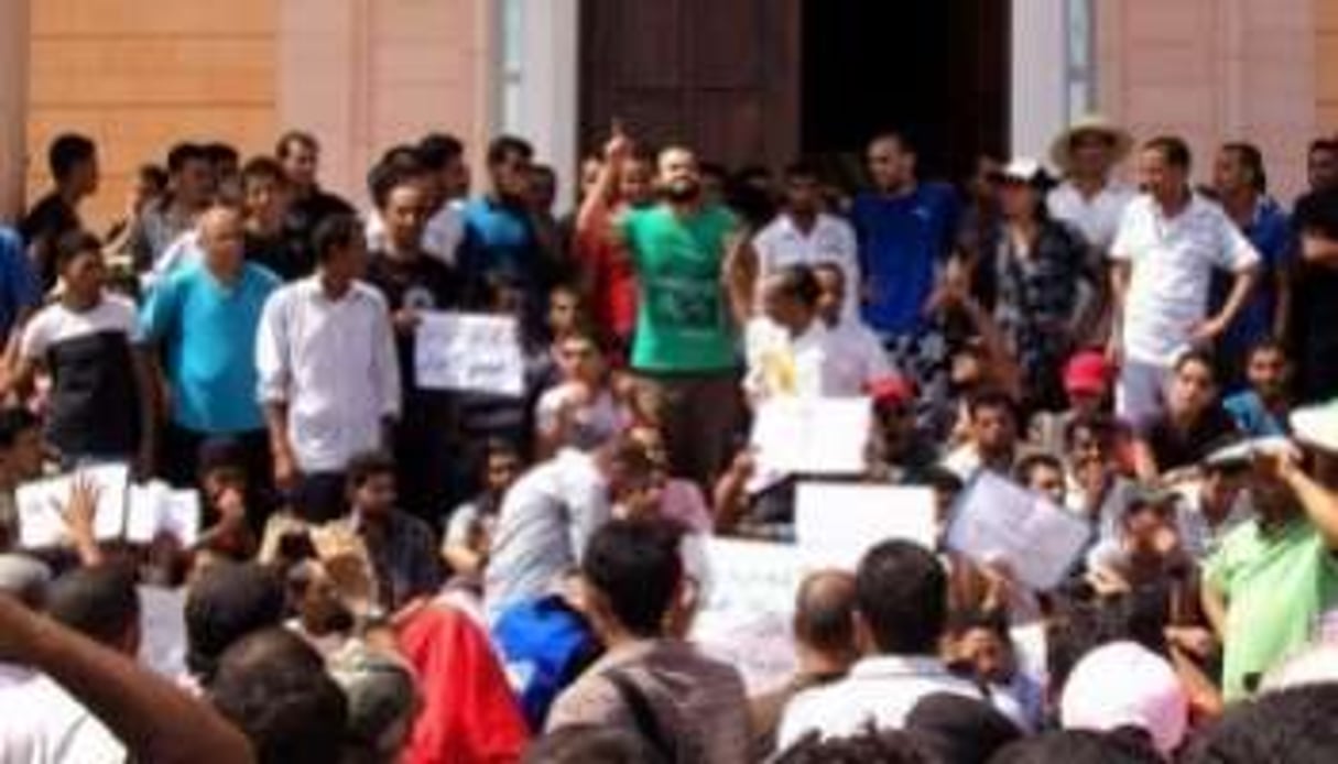 Des Tunisiens manifestent à Sidi Bouzid le 9 août 2012. © AFP