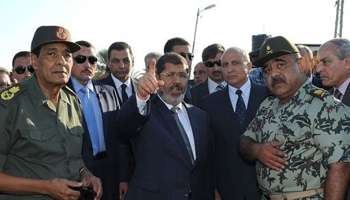 Le président égyptien (c) et le maréchal Tantaoui, le 6 août dans le nord du Sinaï. © AFP