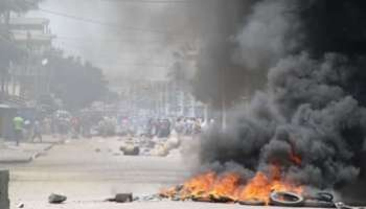 Des pneus brûlent lors d’une manifestation de l’opposition à Lomé, le 21 août 2012 au Togo. © Émile Kouton/AFP/Archives