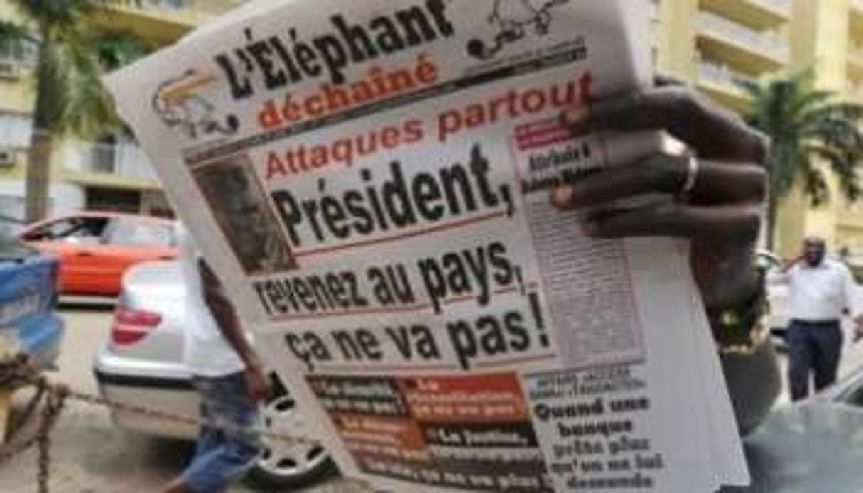Un homme lit le journal francopohone « L’Éléphant déchaîné », le 17 août 2012 à Abidjan. © AFP
