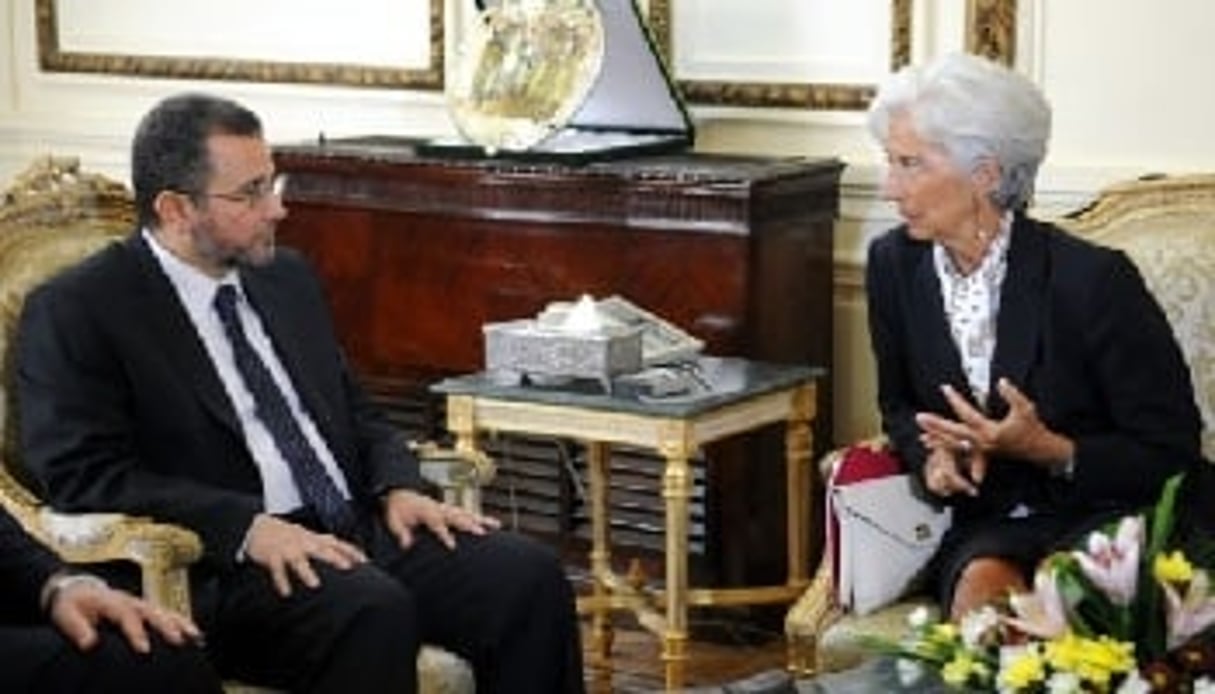 Mohamed Morsi (g) et Christine Lagarde (d). Le FMI pourrait aider le gouvernement égyptien à mener les réformes économiques nécessaires. © AFP