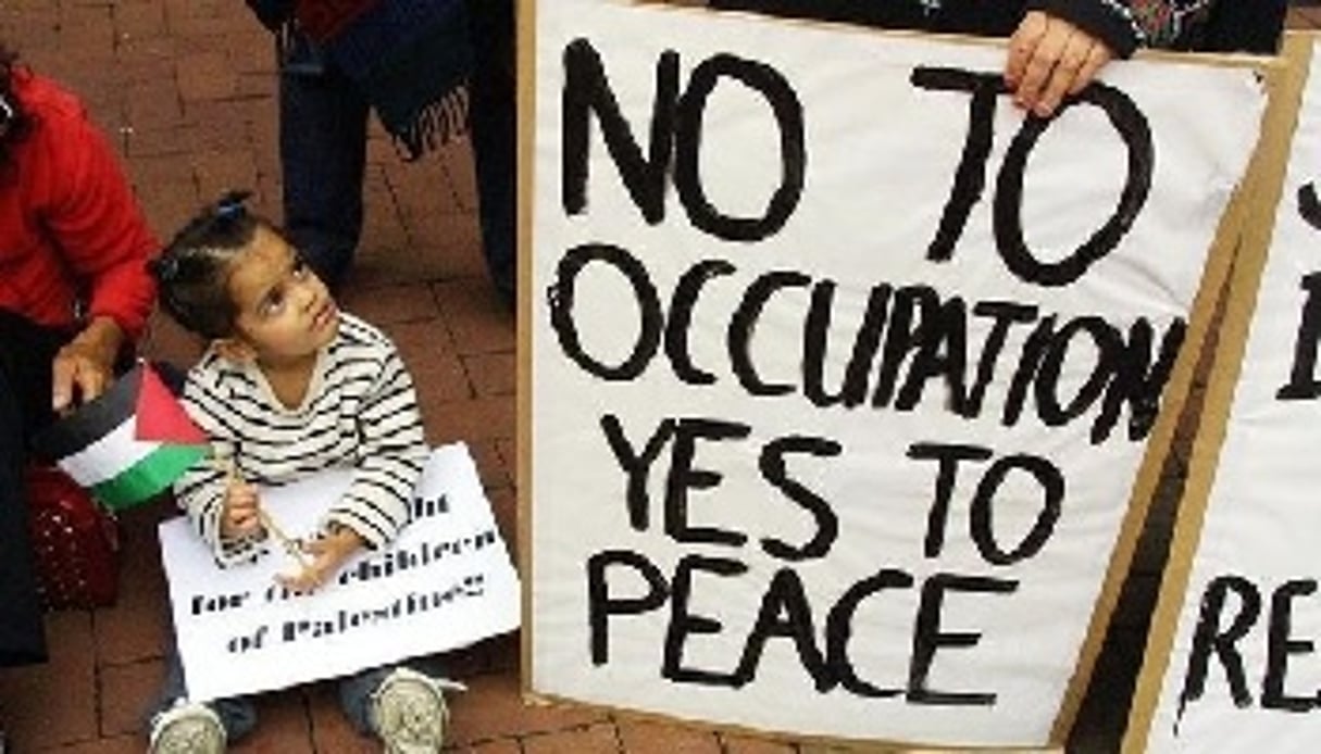 Une manifestation au Cap le 23 avril 2002 contre l’occupation par Israël des Territoires palestiniens. On estime à environ 800 le nombre de sociétés israéliennes présentes dans le pays. © Anna Zieminski/AFP
