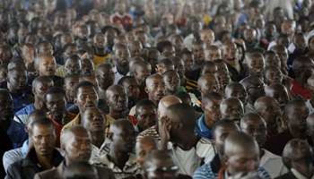 Des centaines de personnes assistent à la cérémonie en mémoire du drame de la mine de Marikana. © AFP
