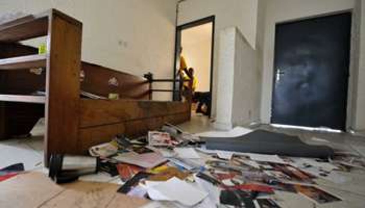 Les dégâts dans les bureaux du journal « Le Temps », victime d’un attentat le 19 août 2012. © AFP
