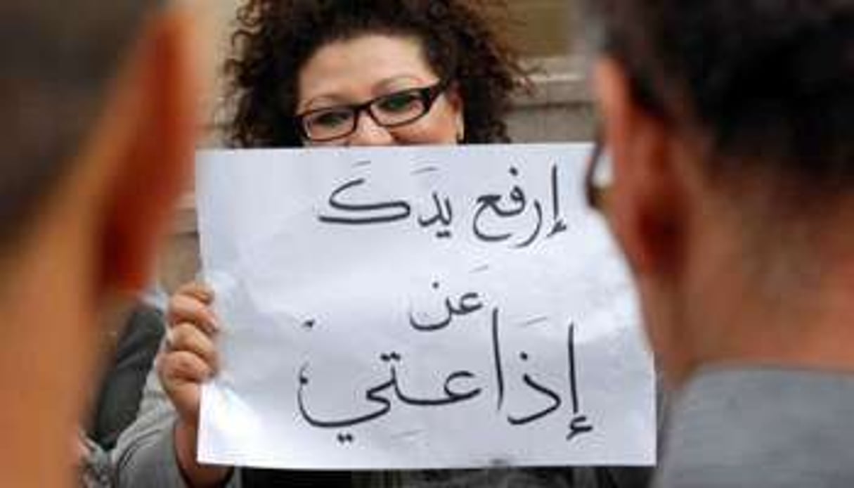 Des journalistes tunisiens manifestent devant le théâtre municipal de Tunis, le 3 mai 2011. © AFP