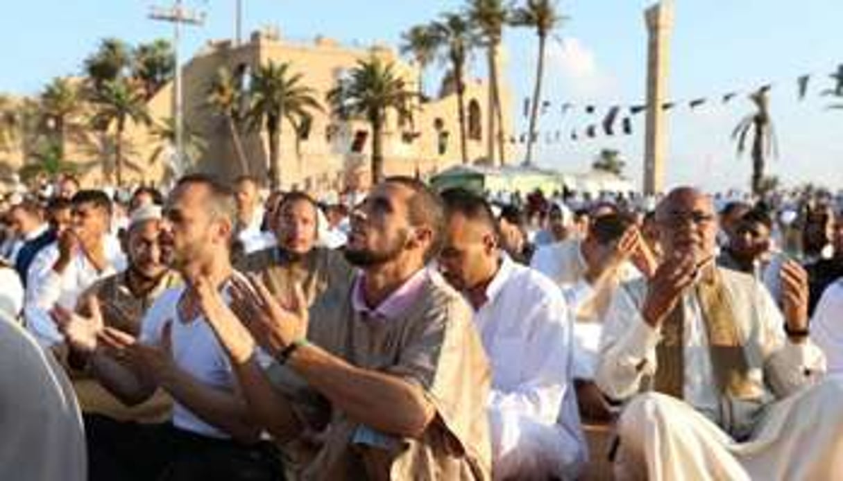 Des Libyens prient sur la place des martyrs de Tripoli, le 19 août 2012. © AFP