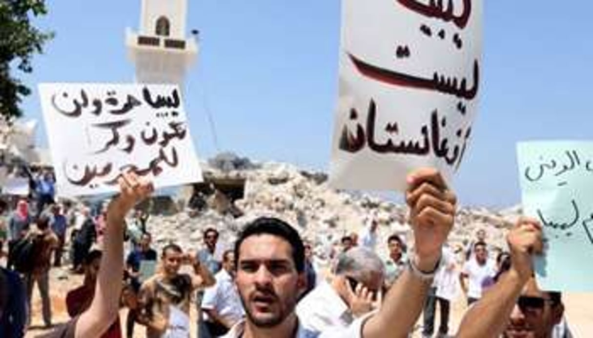 Des Libyens protestent contre la destruction du mausolée al-Chaab al-Dahman, le 26 août 2012. © AFP