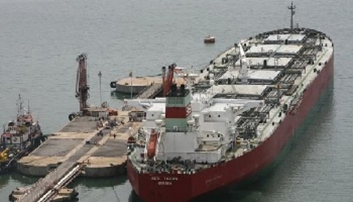 Un pétrolier est chargé sur le port de la Béjaïa. Alors que l’Algérie ne fait toujours pas partie de l’OMC, ses exportations sont constituées à 98 % d’hydrocarbures bruts et semi-bruts. © Fayez Nureldine/AFP