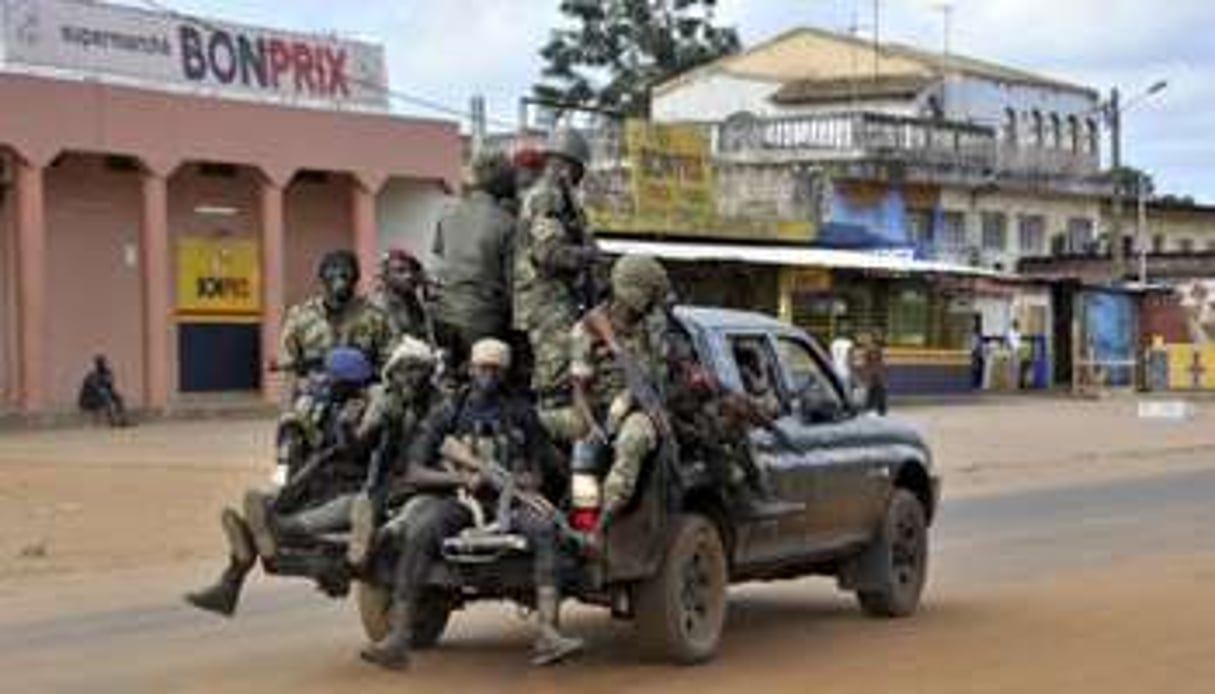 Des soldats des FRCI dans les rues de Dabou, le 16 août 2012. © AFP/Sia Kambou