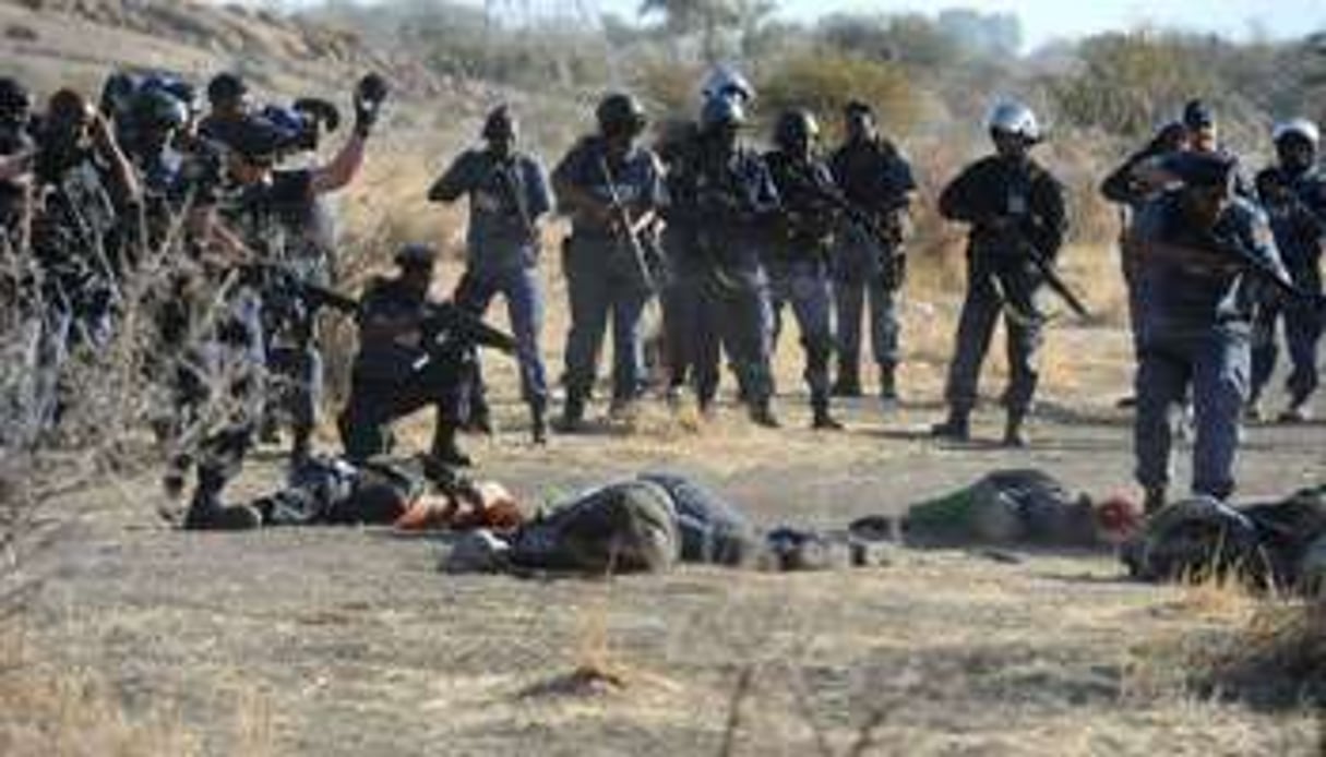 La police encercle le corps de mineurs grévistes, le 16 août 2012 à Marikana. © AFP