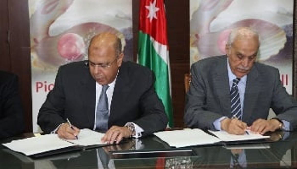 La signature du contrat au siège social de la JIB, entre Musa Abdul-Aziz Shihadeh, vice-président de JIB (d) et Mohamed Horani, PDG de HPS (g). © HPS