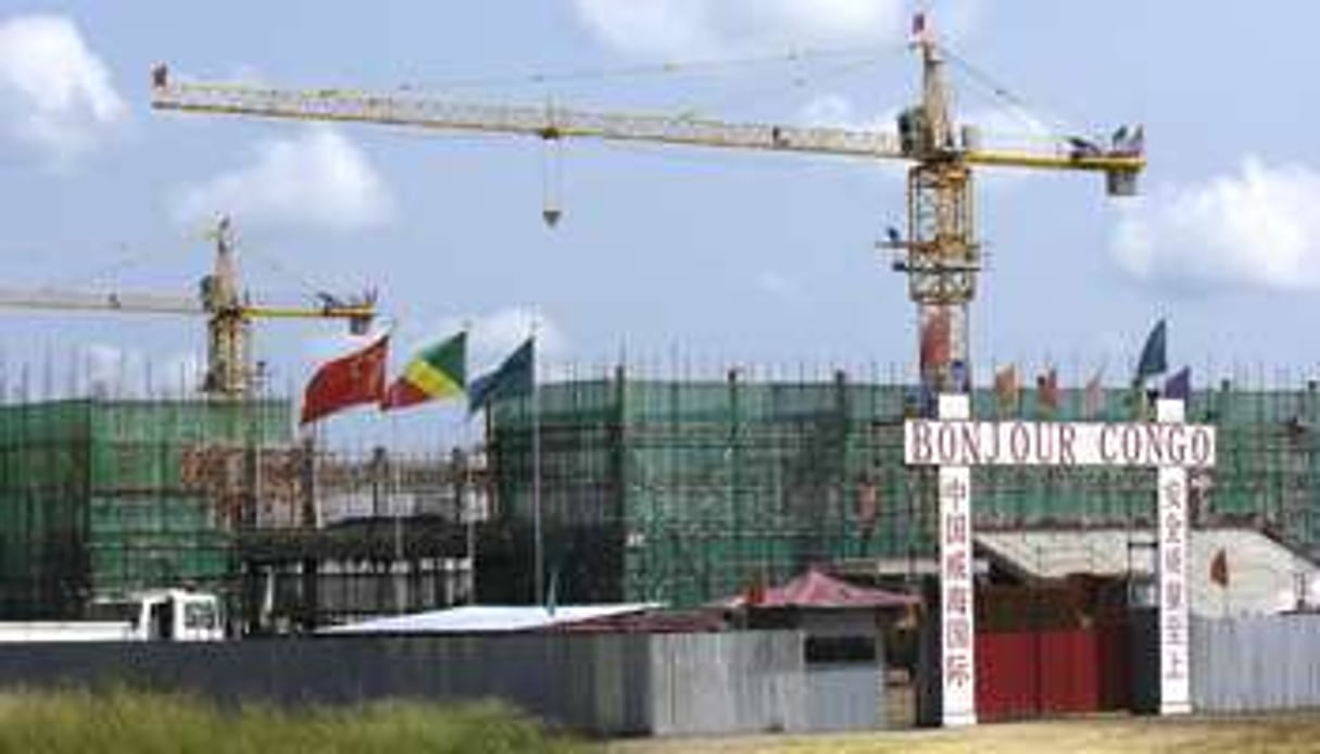 Le gymnase municipal d’Oyo, pendant sa construction. © Vincent Fournier/J.A