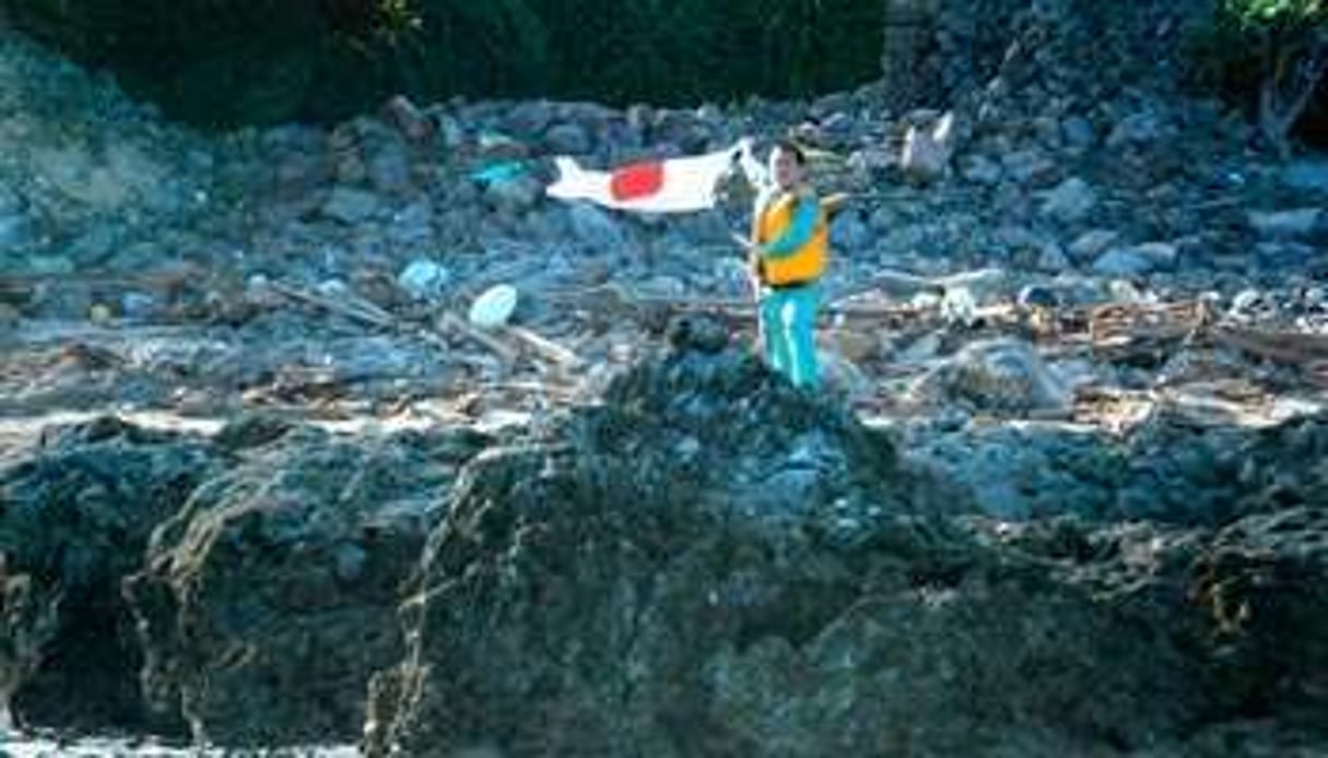 Un Japonais plante le drapeau de son pays sur un îlot de l’archipel des Senkaku. © AFP