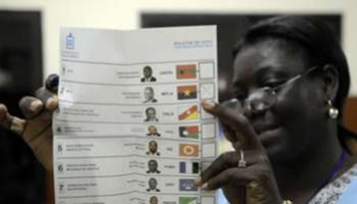 Une femme montre son bulletin de vote près de Luanda, en Angola, le 31 août 2012. © AFP