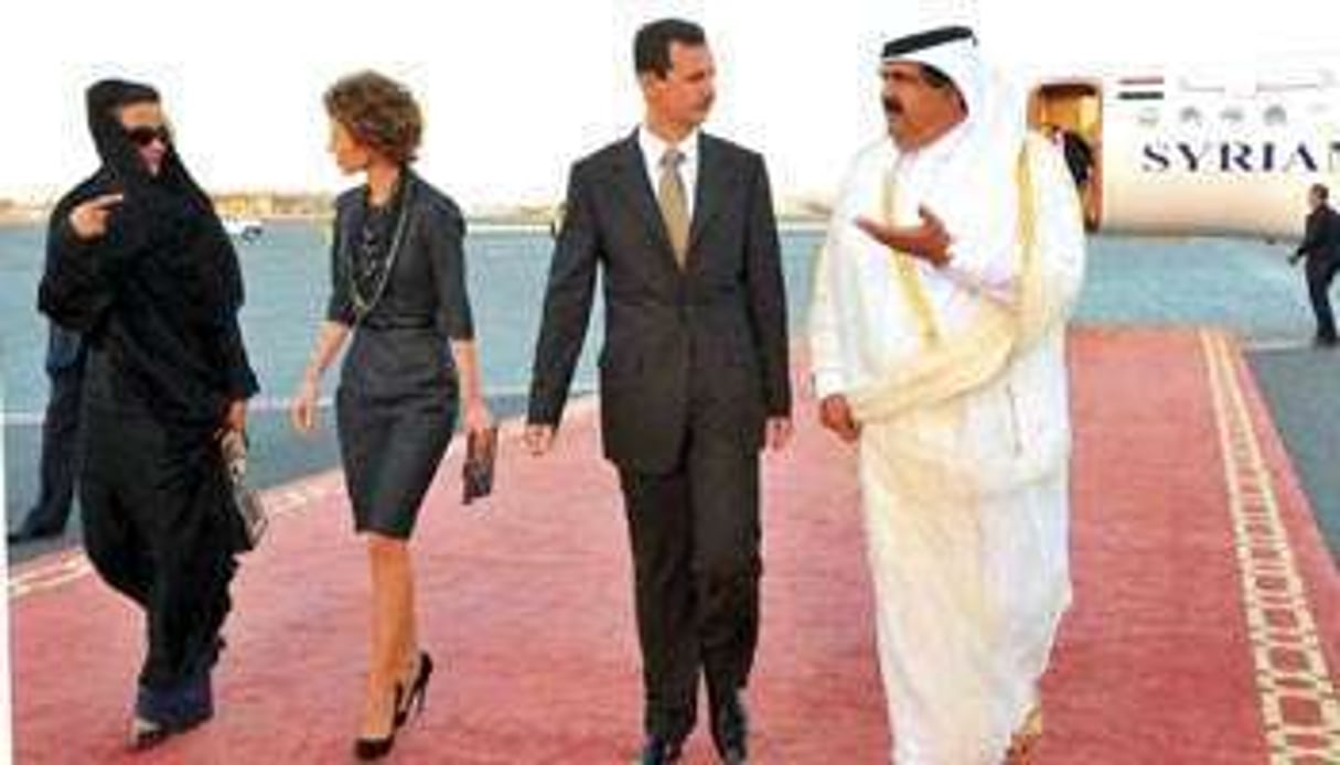 L’émir du Qatar et son épouse accueillant le couple présidentiel syrien à Doha, en 2010. © Sipa