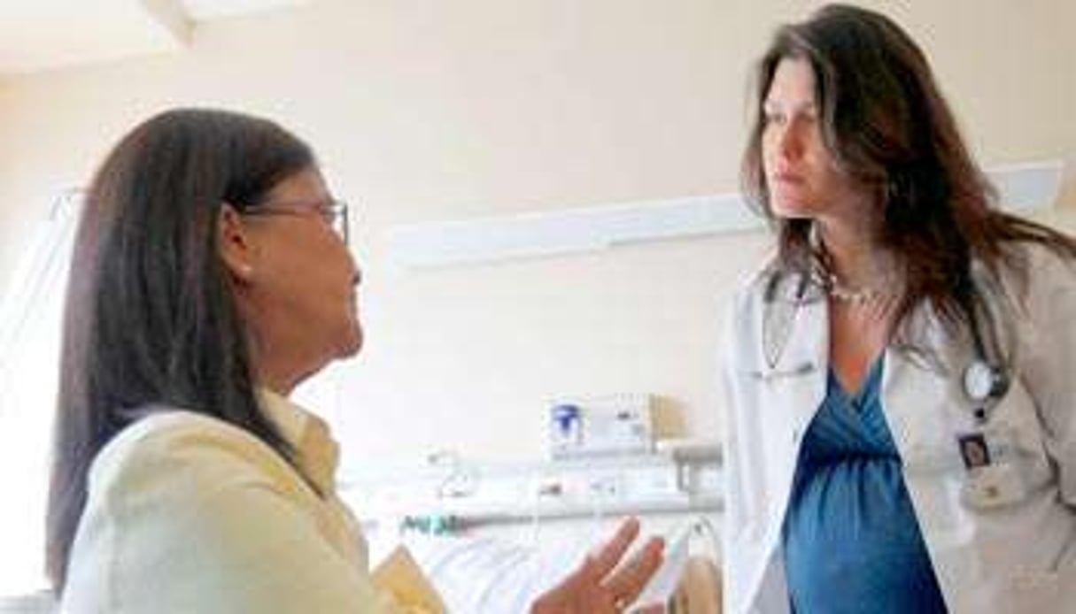 Le Dr Sarah Browne avec une patiente vietnamienne, le 22 août, à Bethesda. © SIPA