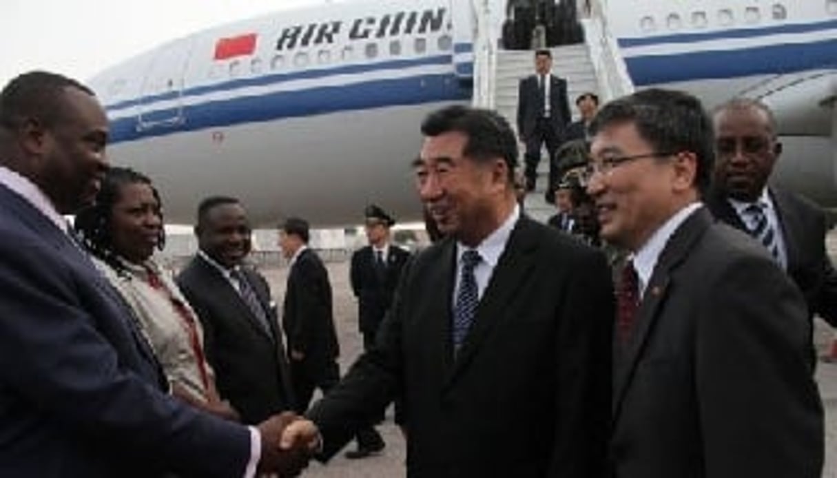 Le vice Premier ministre chinois Hui Liangyu (c) arrive à Brazzaville. © AFP