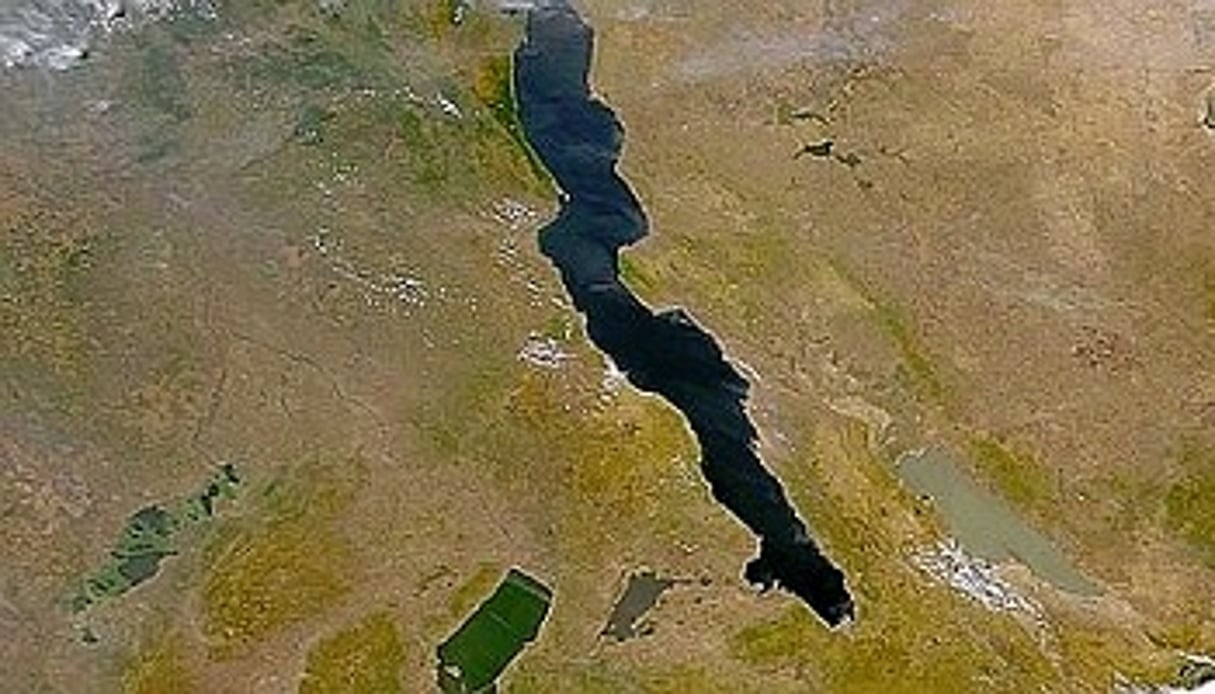 Le lac Tanganyika est le deuxième plus grand lac d’Afrique et recèlerait d’importantes réserves de gaz et de pétrole. © AFP