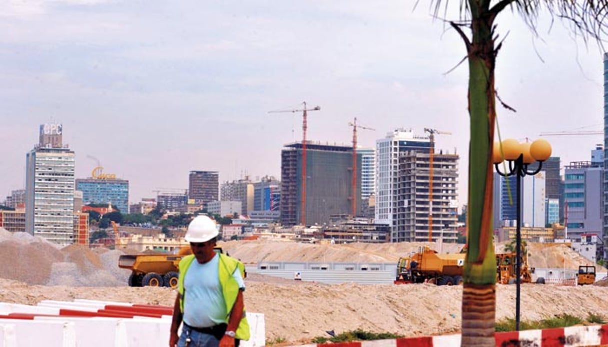 Reflet de la bonne santé du pays, la capitale est en chantier permanent. © Issouf Sanogo/AFP