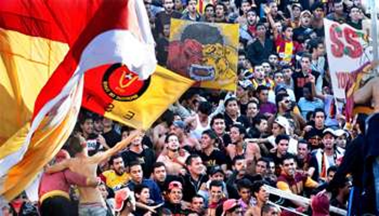 Différents groupes d’ultras de l’Espérance de Tunis, dans le virage sud du stade d’El-Menzah. © Nicolas Fauqué/WWW.IMAGESDETUNISIE.COM