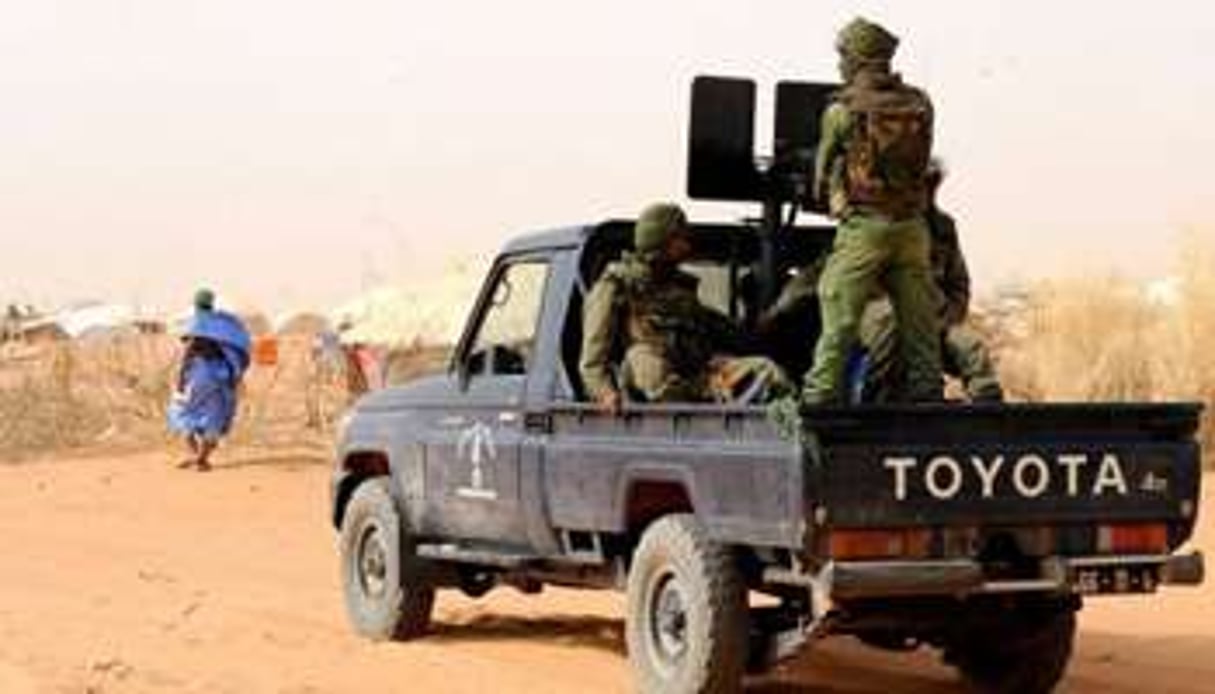 Des soldats maliens patrouillent non loin de la frontière mauritanienne, en mai 2012. © AFP