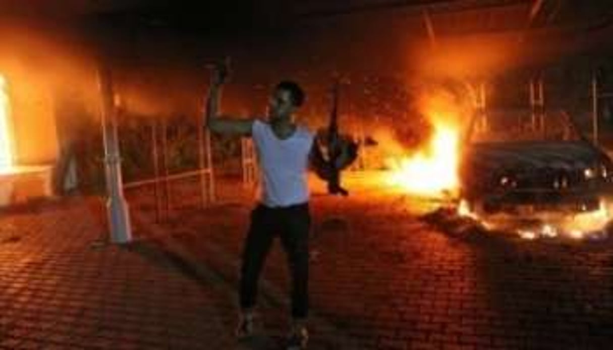 Devant le consulat des États-Unis à Benghazi, en Libye, au soir du 11 septembre 2012. © AFP