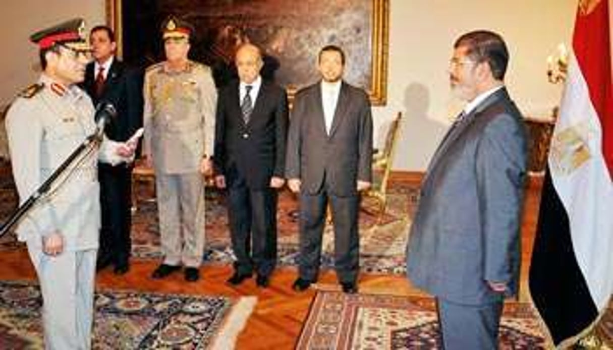 Prestation de serment du nouveau ministre de la Défense devant le président Mohamed Morsi, le 12 a
