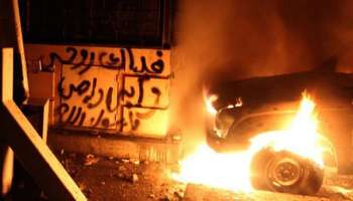Une voiture incendiée près de l’ambassade américaine au Caire, le 13 septembre 2012. © AFP