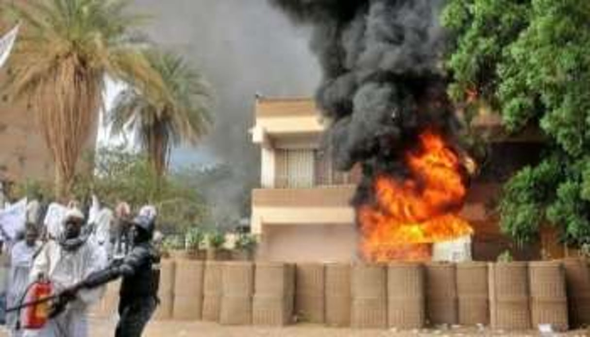 L’ambassade d’Allemagne à Khartoum en flammes, le 14 septembre 2012, après une attaque. © Ashraf Shazly/AFP