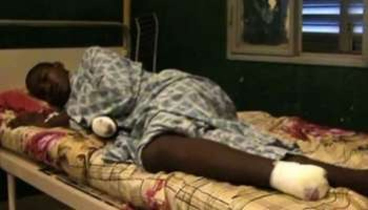 Un homme amputé, sur son lit d’hôpital, le 11 septembre à Gao. © Capture d’écran d’une vidéo tournée le 11 septembre 2012/AFP