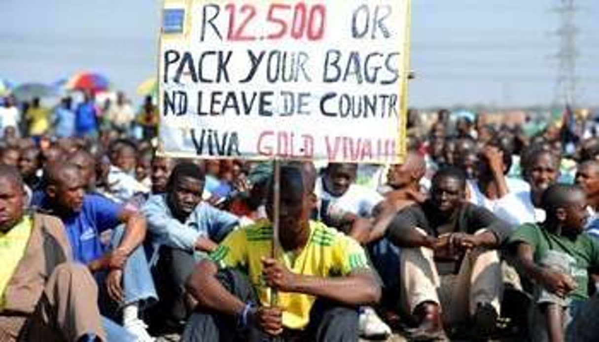 Des mineurs grévistes manifestent le 14 septembre 2012 à Marikana. © AFP