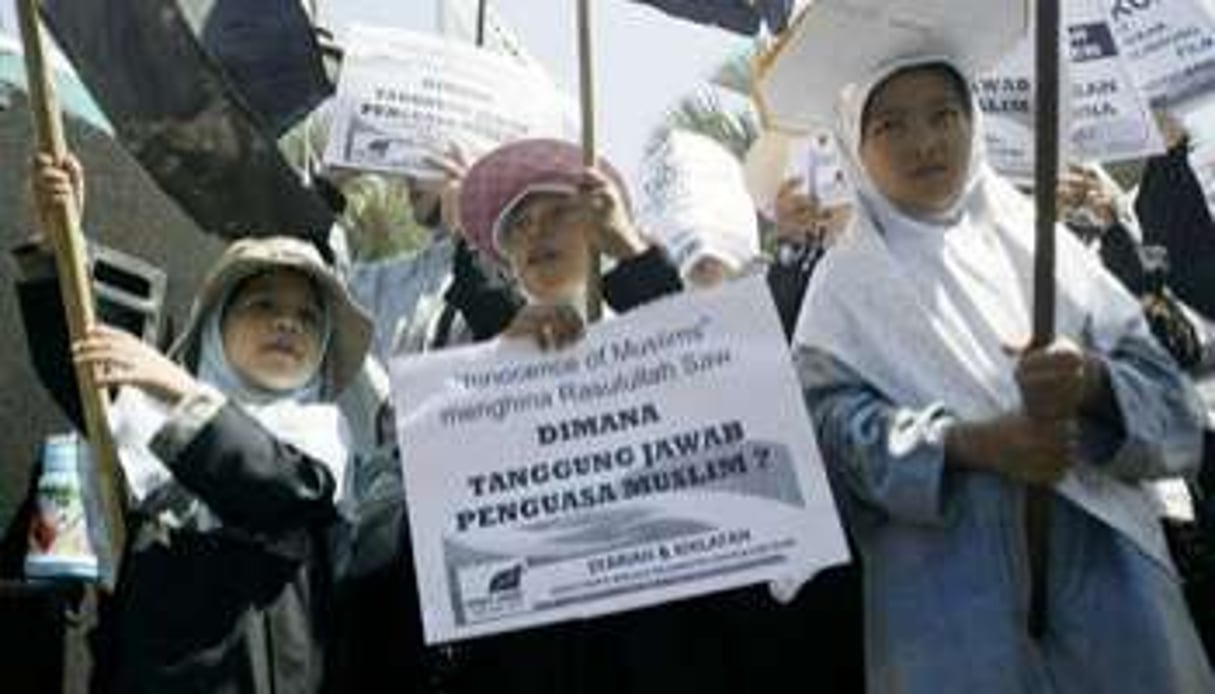 Des musulmans indonésiens manifestent contre le film dénigrant l’Islam, le 15 septembre 2012. © AFP