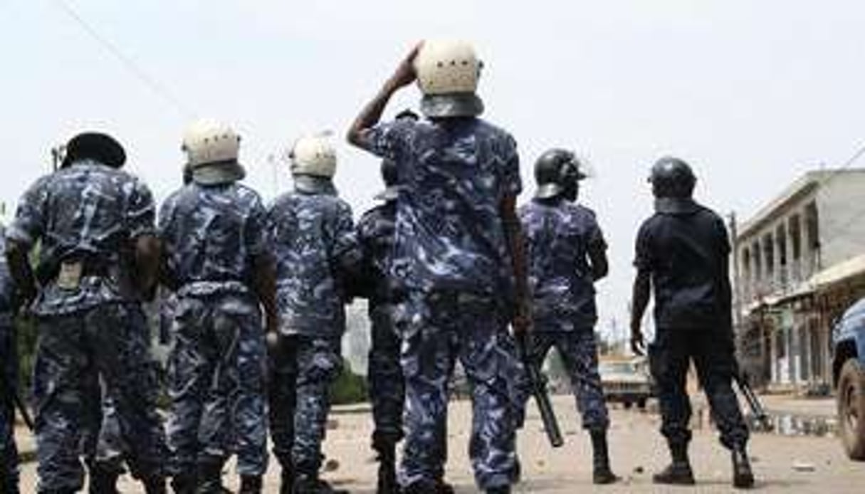 Des policiers déployés lors d’une manifestation de l’opposition à Lomé, en août 2012 © AFP