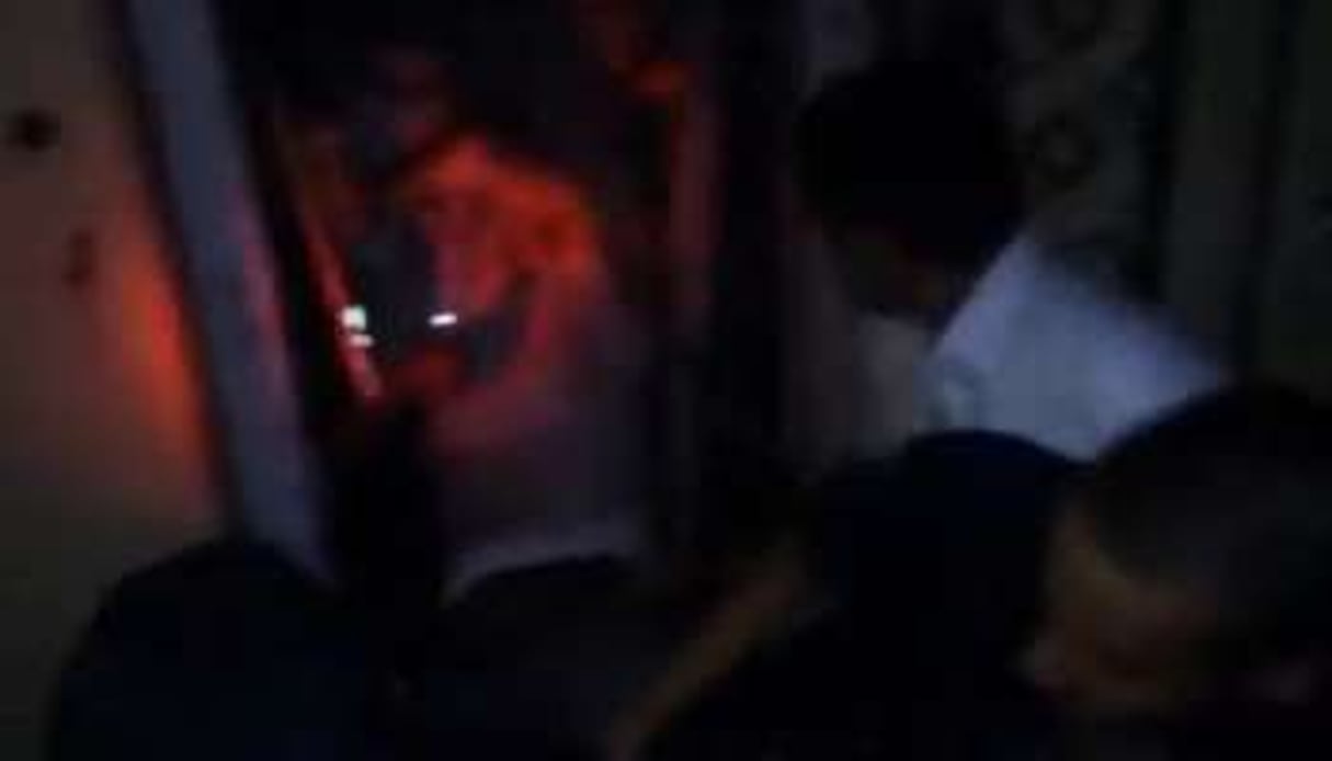 Des jeunes Libyens tentent d’extraire le corps de la victime. © Capture d’écran/YouTube