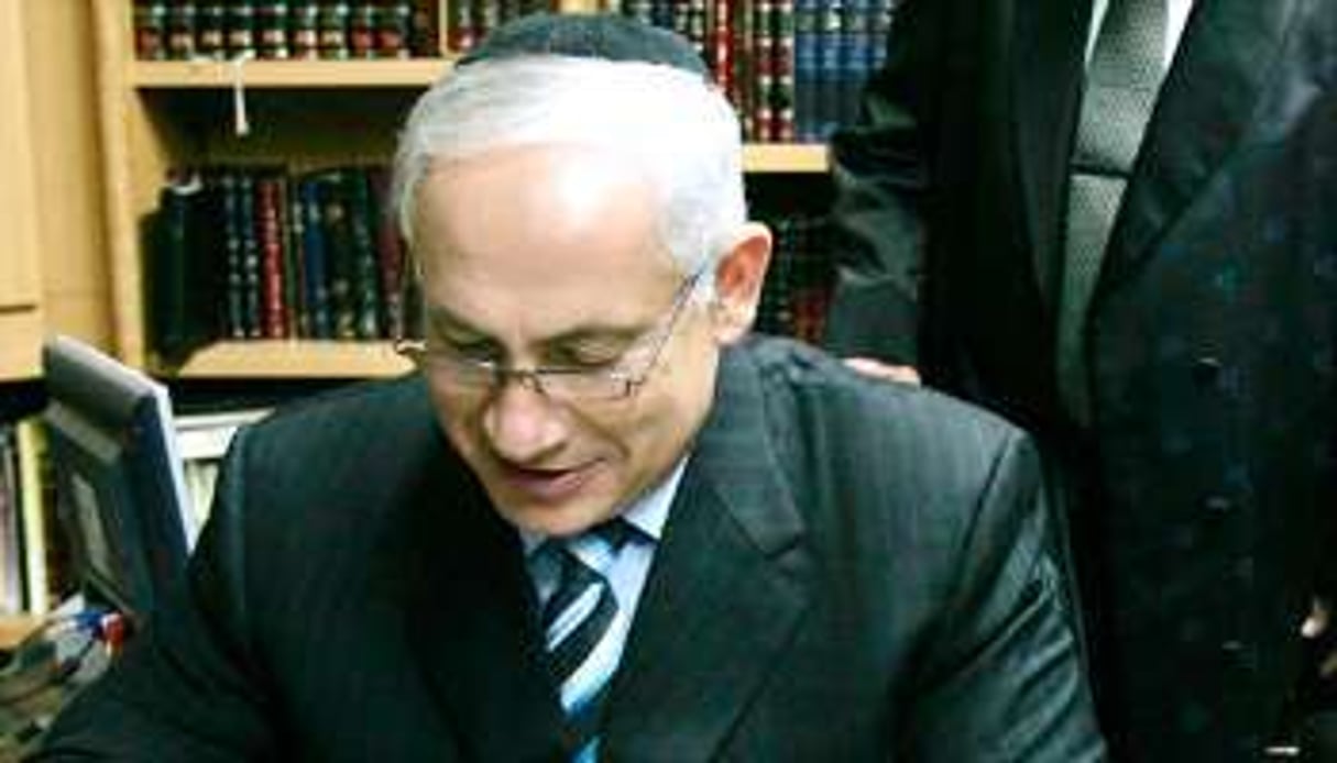 Benjamin Netanyahou lisant un passage de la Torah sous le regard du grand rabbin de Tel-Aviv. © Ariel Schalit/AP/SIPA