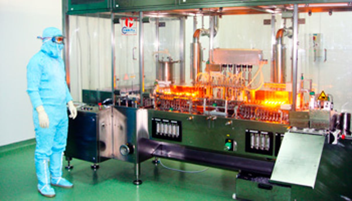 Dans l’un des blocs stériles de production de Sothema, spécialiste des produits injectables. © Sothema