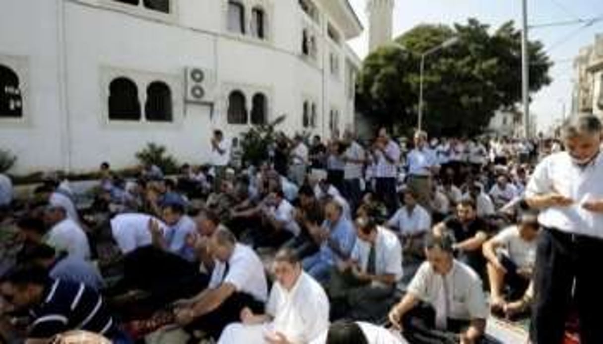 Des fidèles devant la mosquée Al-Fatah, le 21 septembre 2012 à Tunis. © Fethi Belaid