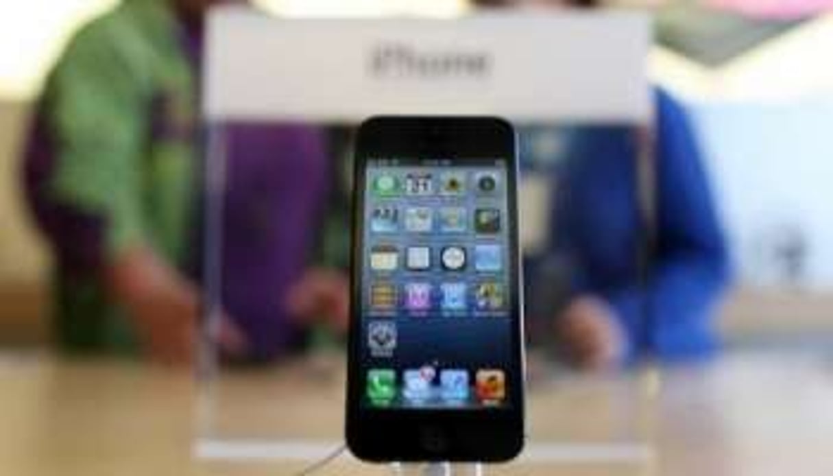 Un iPhone 5 présenté dans un Apple Store à San Francisco, le 21 septembre 2012 © Justin Sullivan/Getty Images/AFP
