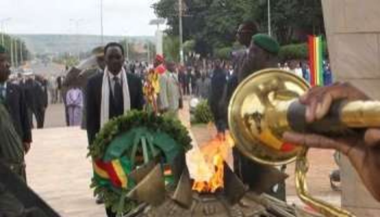 Dioncouda Traoré devant le Monument de l’Indépendance, le 22 septembre 2012, à Bamako. © Habibou Kouyate/AFP