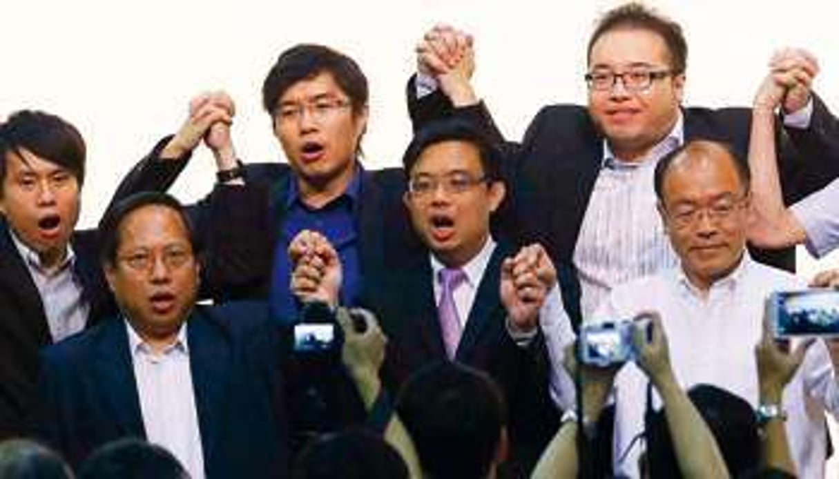 Albert Ho (2e à g.) et ses amis, pas trop abattus après leur défaite électorale. © KIN CHEUNG/AP/SIPA