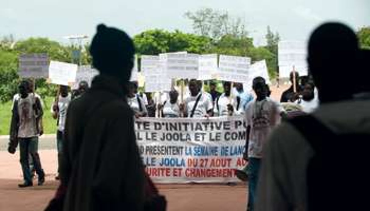Marche des orphelins des victimes du naufrage, à Dakar le 30 août. © Sylvain Cherkaoui pour J.A.