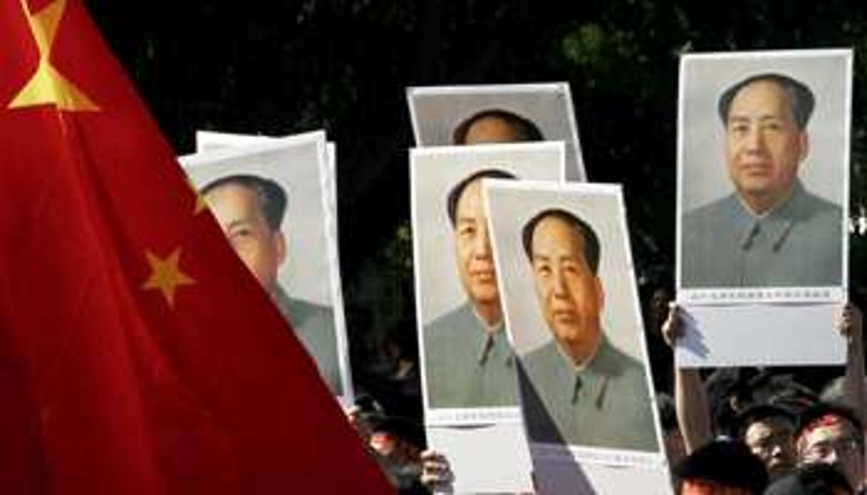 Manifestation avec portraits de Mao Zedong devant l’ambassade du Japon, à Pékin. © Alexander F. Yuan/AP/SIPA