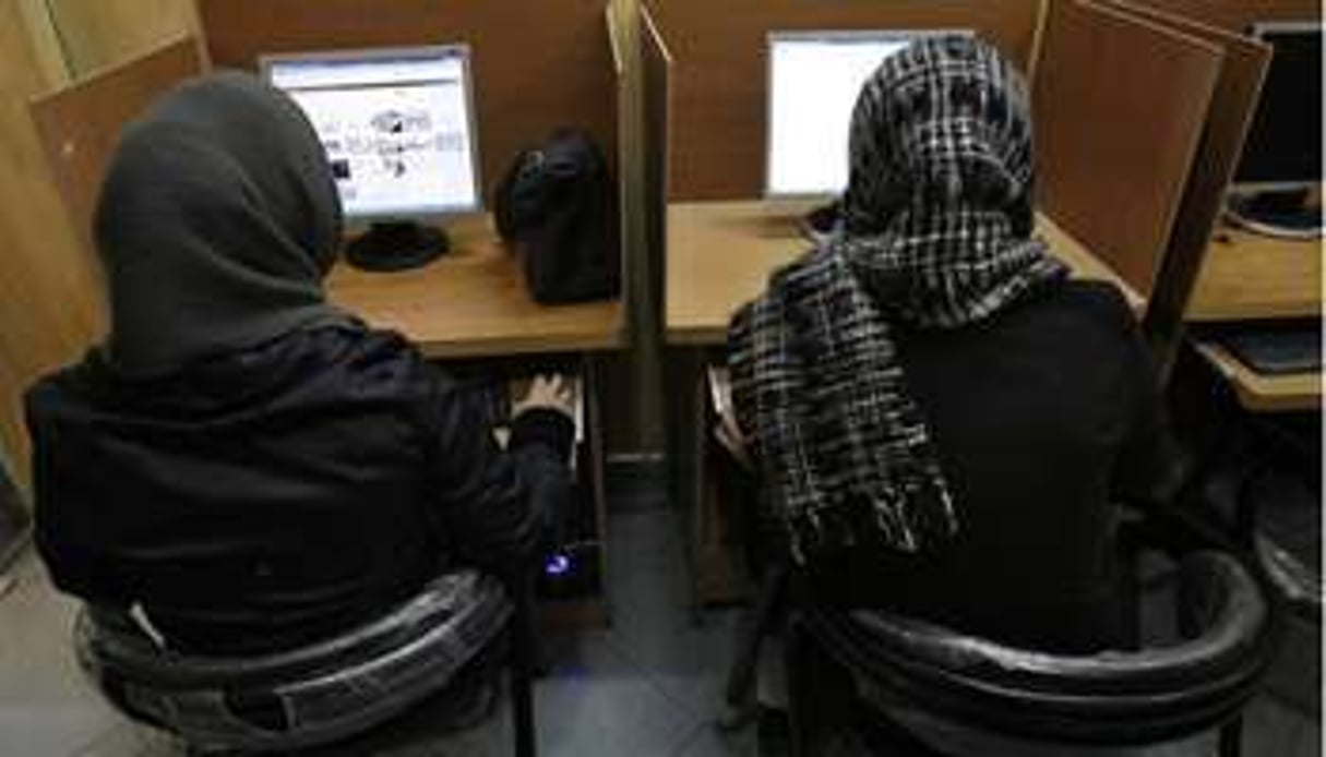 Deux Iraniennes dans un cybercafé de Téhéran. © Vahid Salemi/AP/Sipa