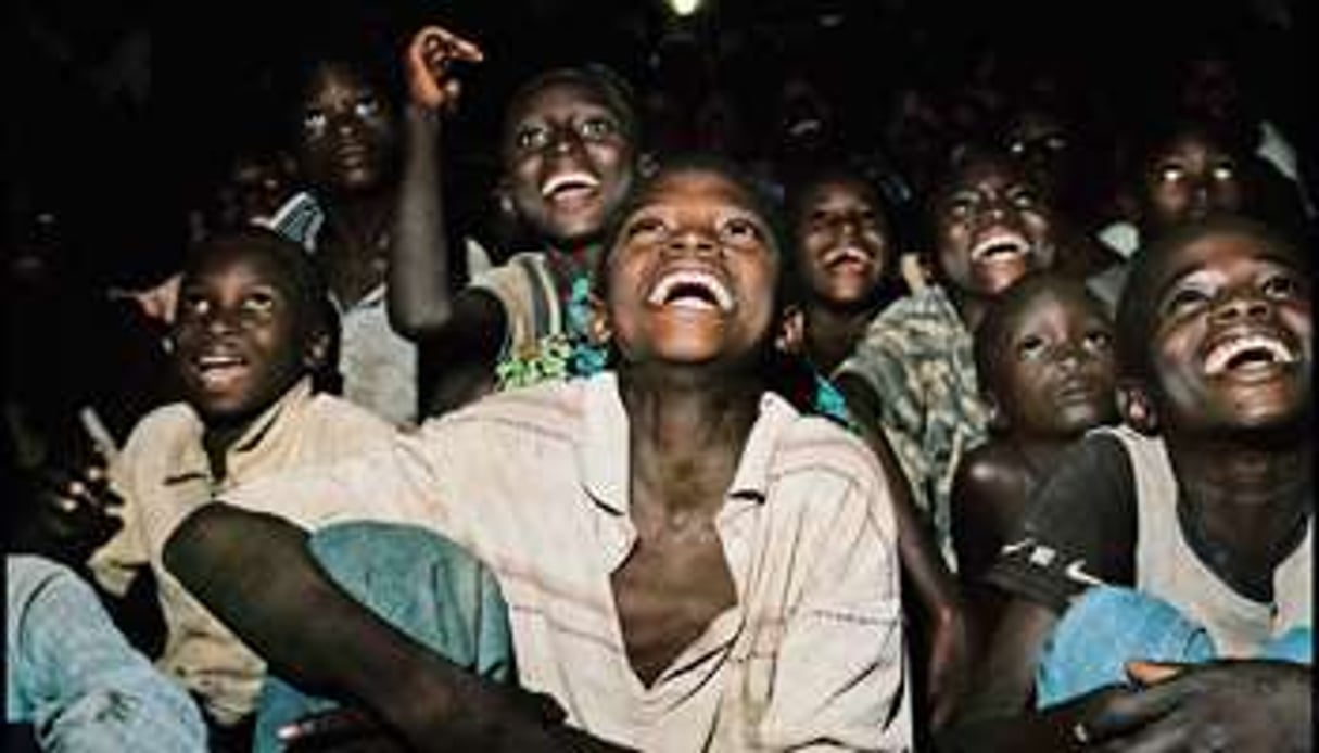 Lors d’une projection du Cinéma numérique ambulant, au Mali. © Meyer/Tendance Floue