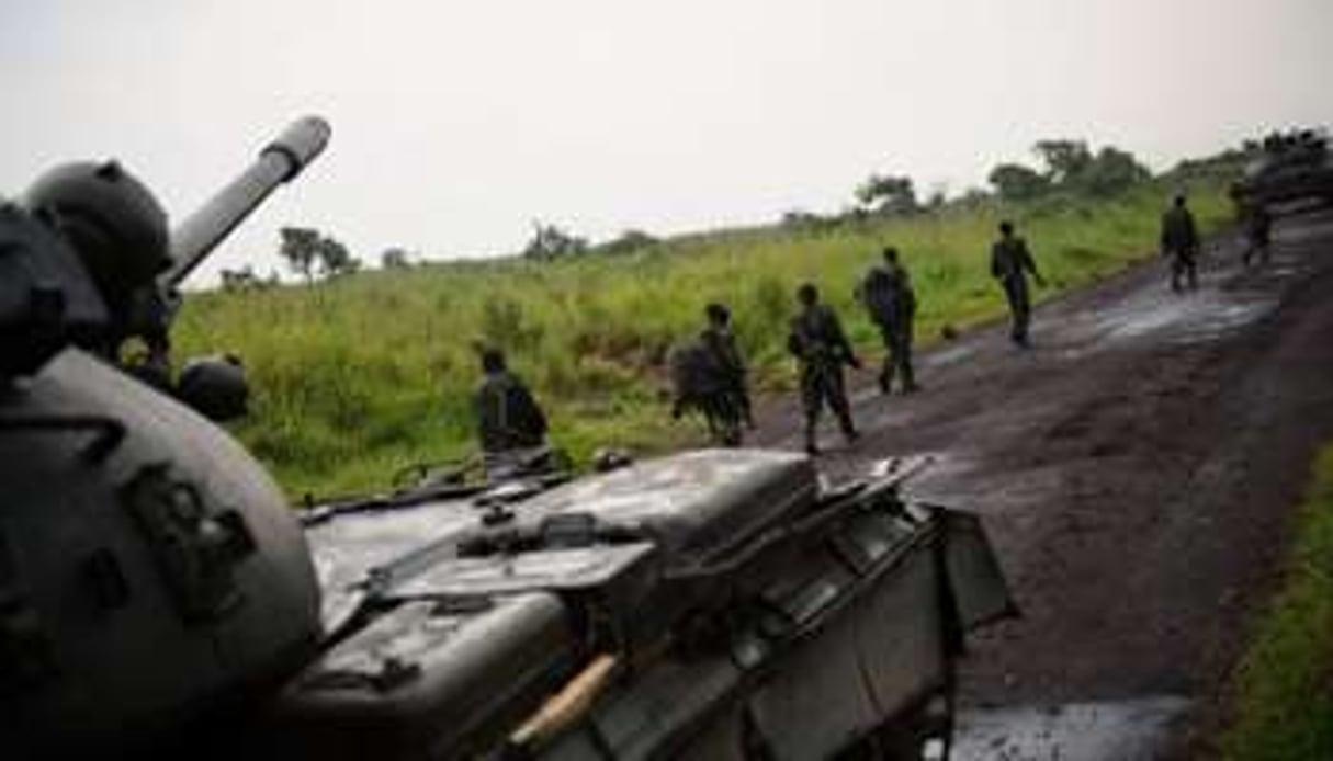 Des soldats du M23 avançant vers Kibumba, « dernier verrou » avant Goma, en juillet. © AFP