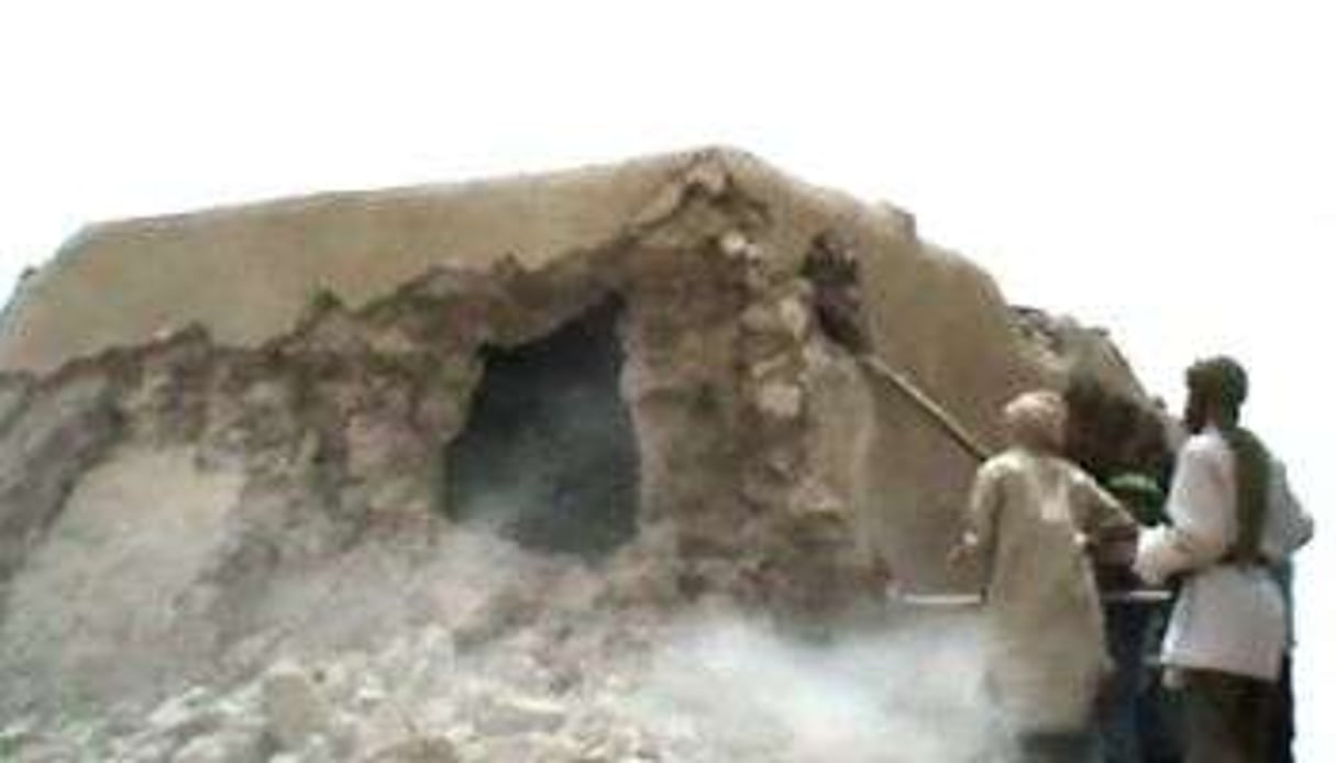 Capture d’écran montrant des islamistes détruisant le mausolée d’un saint à Tombouctou. © AFP