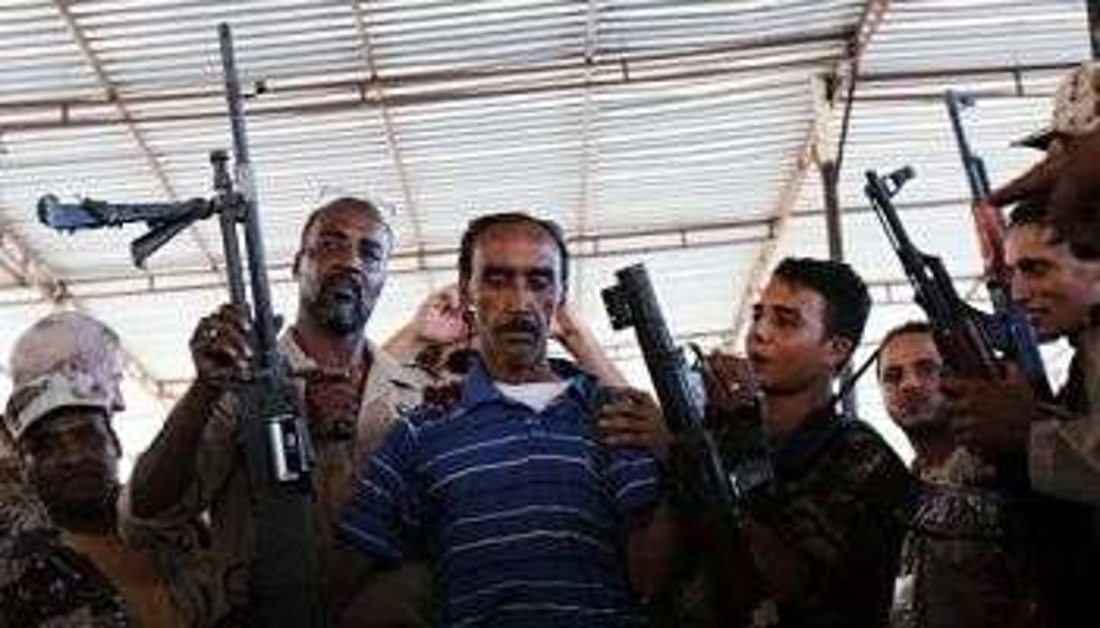 Des Libyens font la queue pour remettre leurs armes, le 29 septembre 2012 à Benghazi. © AFP