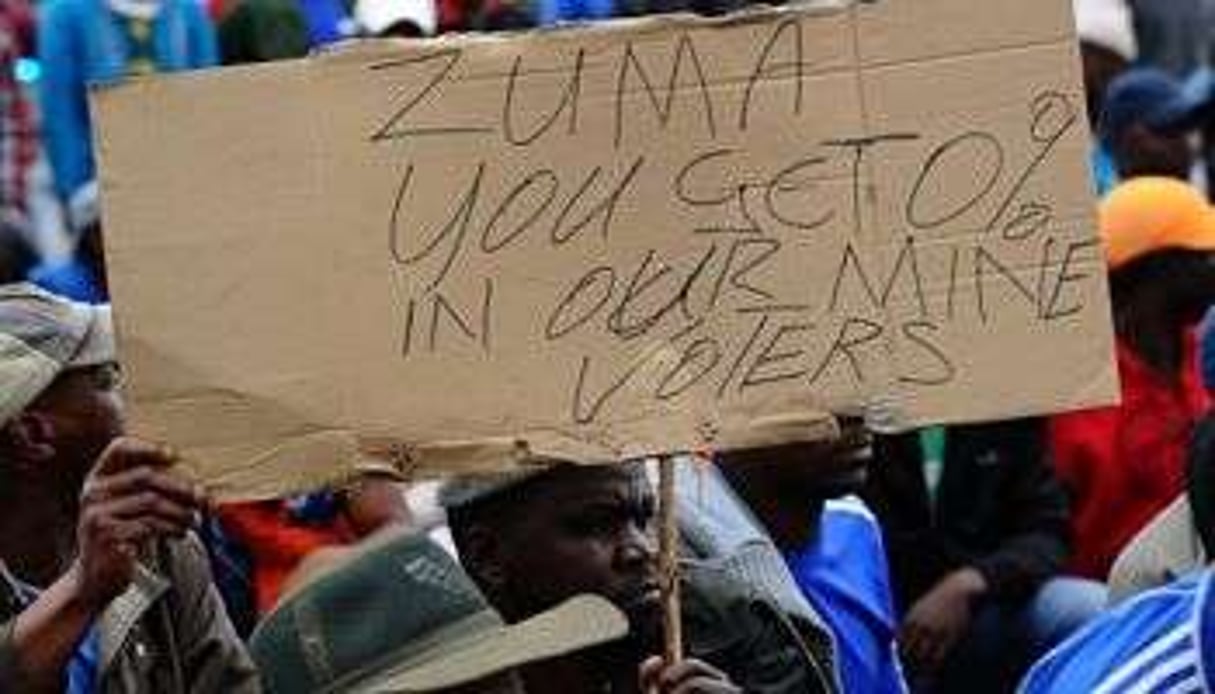 Marche de protestation de mineurs sud-africains à Rustenburg. © AFP
