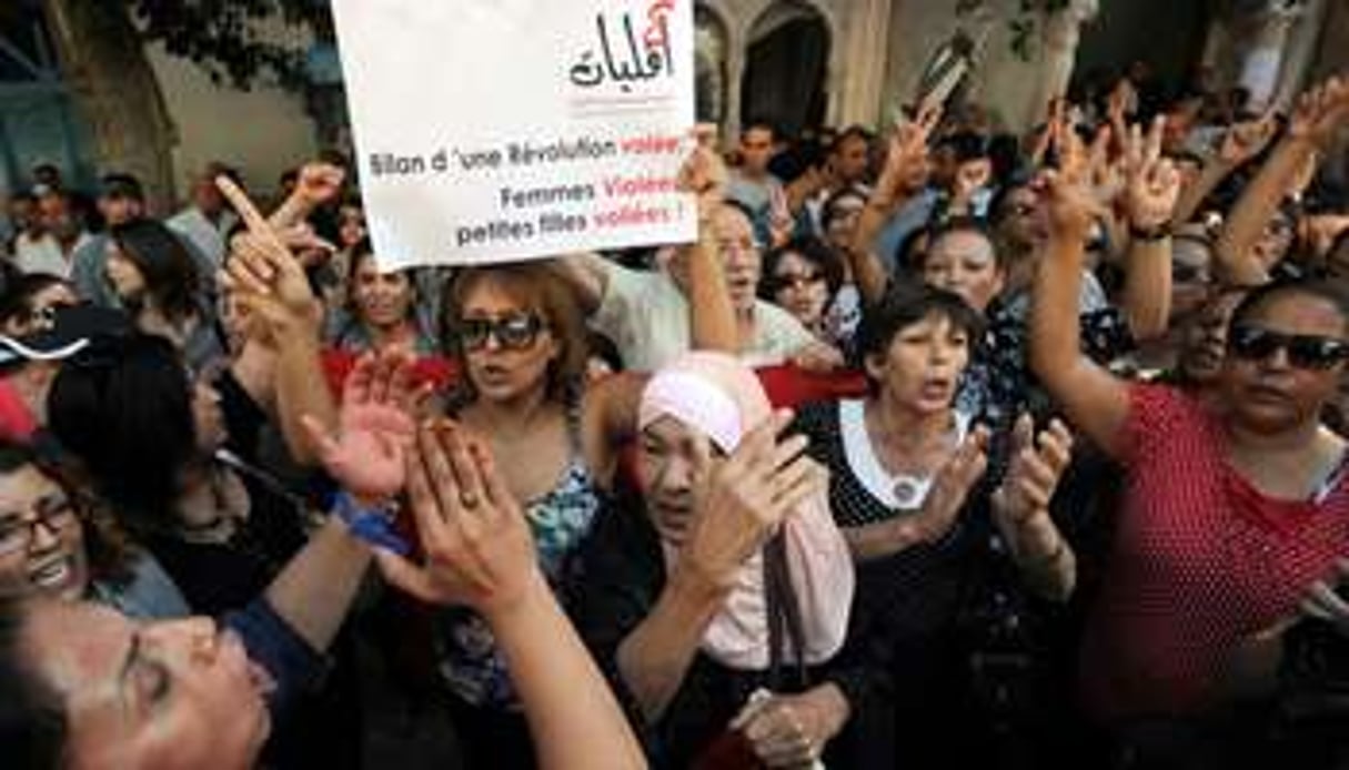 Des manifestantes soutiennent la jeune « Maryam », le 2 octobre 2012 devant le tribunal de Tunis. © AFP
