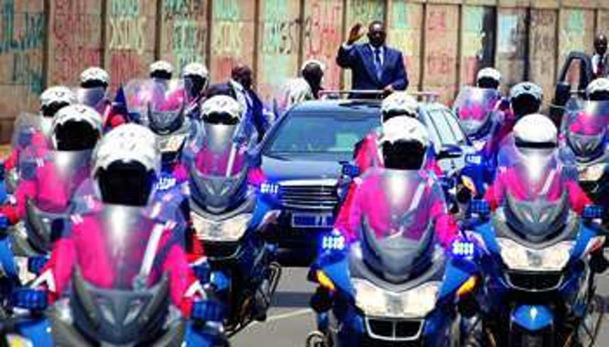 Macky Sall rejoint le palais présidentiel pour sa prestation de serment, le 2 avril 2012. © Sipa